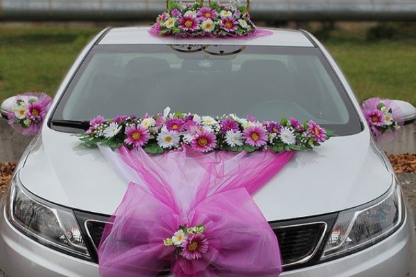 تزیین ماشین عروس با پاپیون و گل