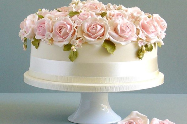 نمونه کیک تزیین شده با گل‌های خوراکی