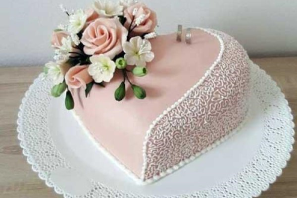 کیک تزئین شده با گل‌های خوراکی