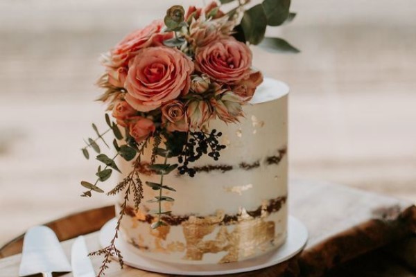 کیک عقد تزیین شده با گل طبیعی