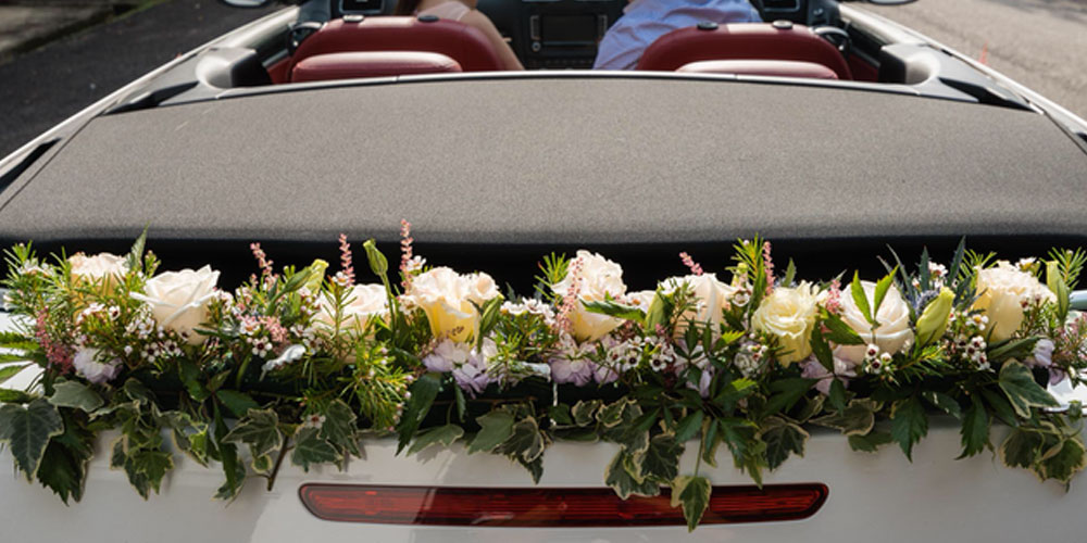 گل آرایی به‌روش خطی روی ماشین عروس