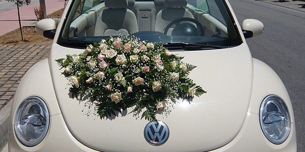 گل آرایی ماشین عروس به‌صورت دسته گل