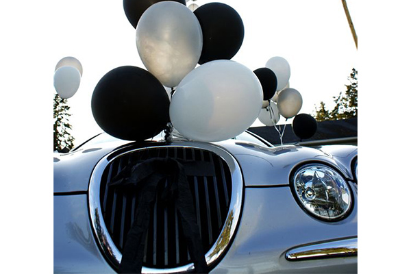 تزئین ماشین عروس با بادکنک کم و ساده