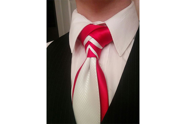 کراوات سفید و قرمز
