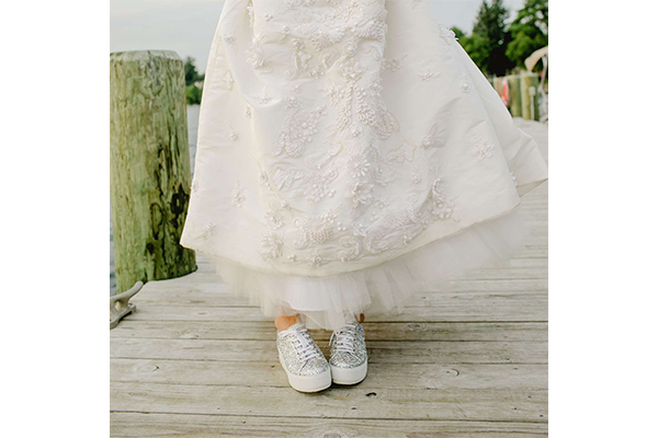 لباس عروس با کتونی