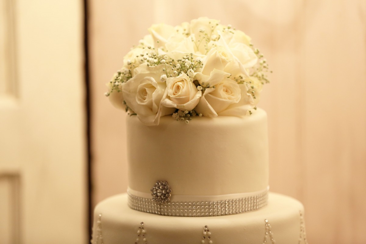 راهنمای کامل تزیین کیک عروسی با گل طبیعی
