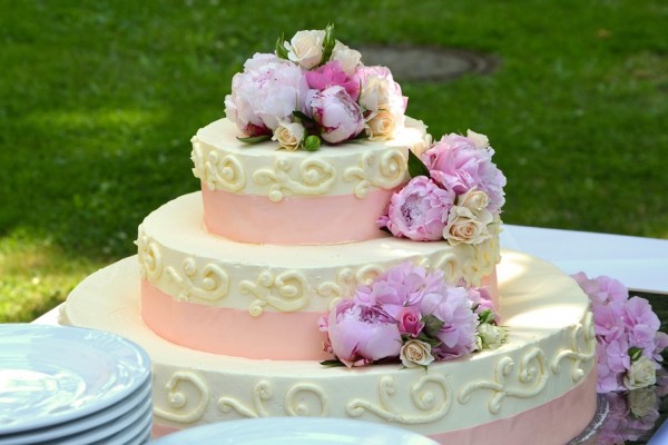 نکاتی که برای تزیین کیک عروسی با گل طبیعی 