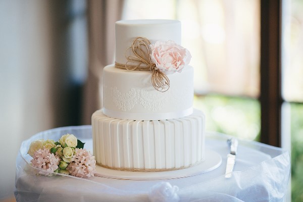 نکاتی که برای تزیین کیک عروسی با گل طبیعی مهم هستند