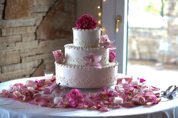 کدام گل‌ها برای تزیین کیک عروسی خوب هستند