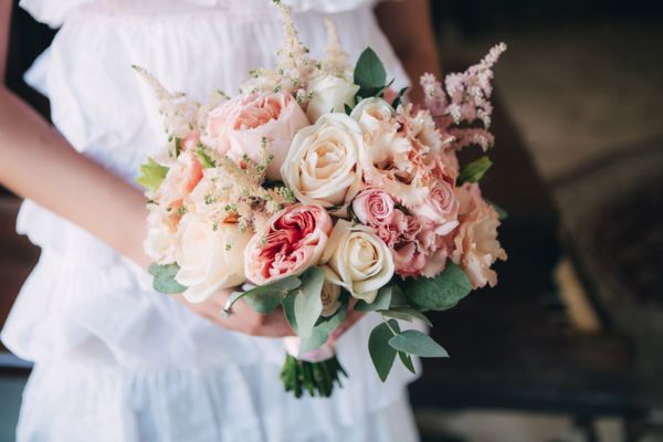 نگه داشتن دسته گل عروس