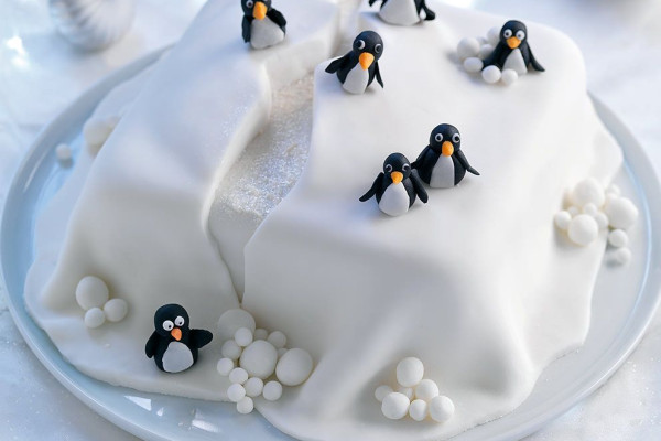 کیک تولد با تم زمستان با طرح پنگوئین