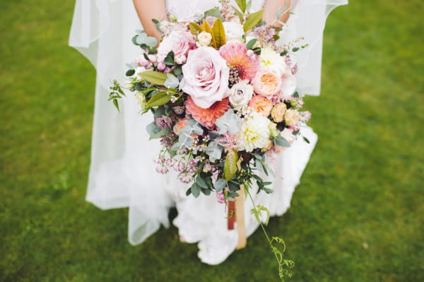 دسته گل بهاری رنگارنگ برای عروس