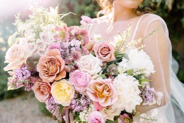 دسته گل زیبای بهاری برای عروس