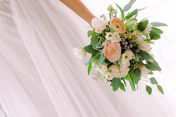 دسته گل ساده بهاری برای عروس