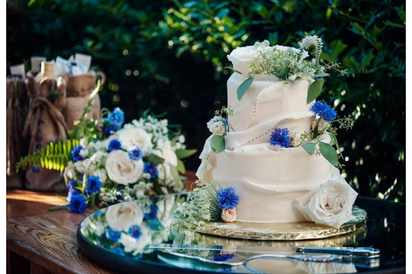 مدل کیک نامزدی با گل طبیعی و ست با دسته گل